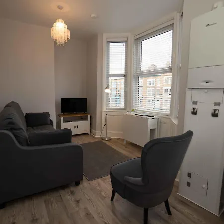 Pass The Keys Newly Renovated 2 Bedroom And Free Parking 아파트