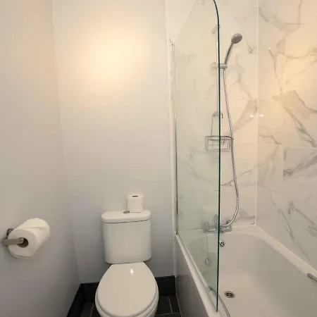 Pass The Keys Newly Renovated 2 Bedroom And Free Parking *